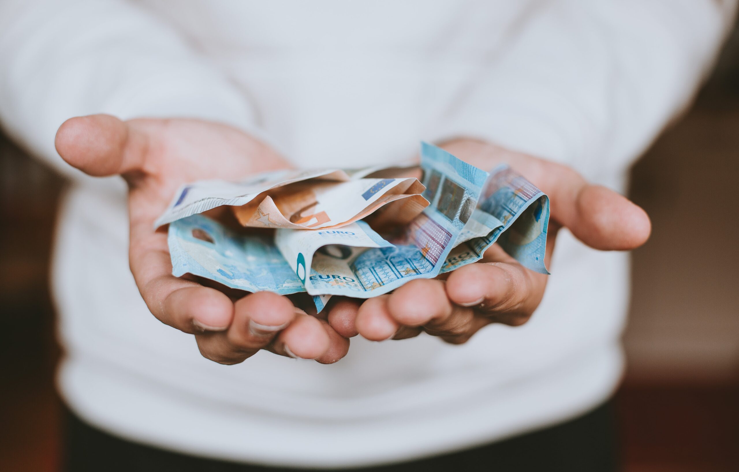 Comprendre la différence essentielle entre un acompte et une avance sur salaire: Guide pour les employeurs et les employés
