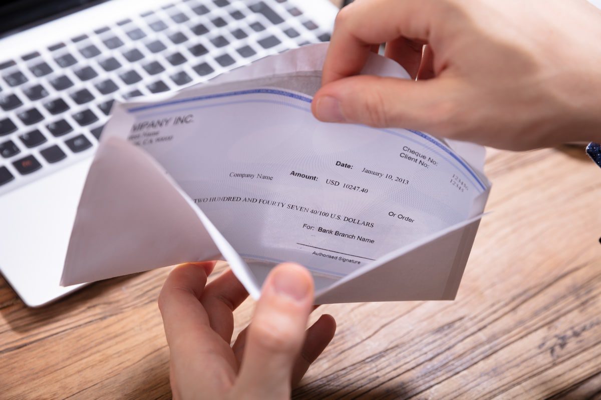 Le Chèque Barré: Mode d’emploi et Avantages pour les Transactions Sécurisées
