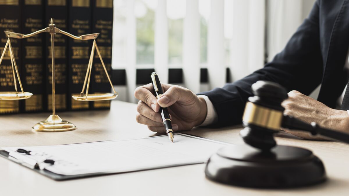 Qui doit prévenir le notaire en cas de décès ?